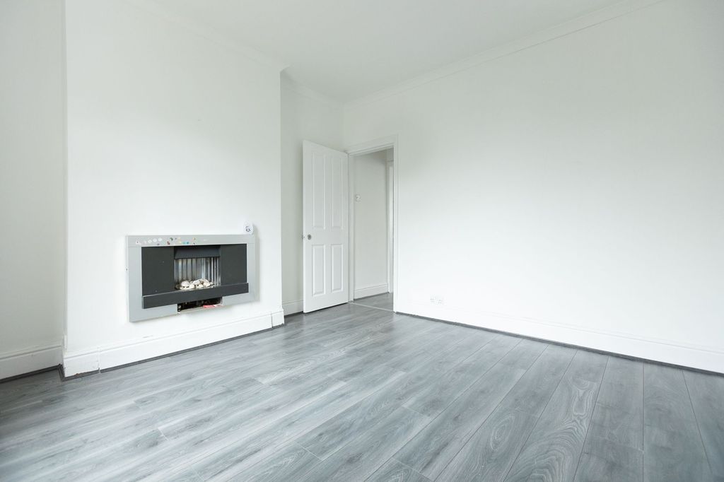 Property photo 3 of 32