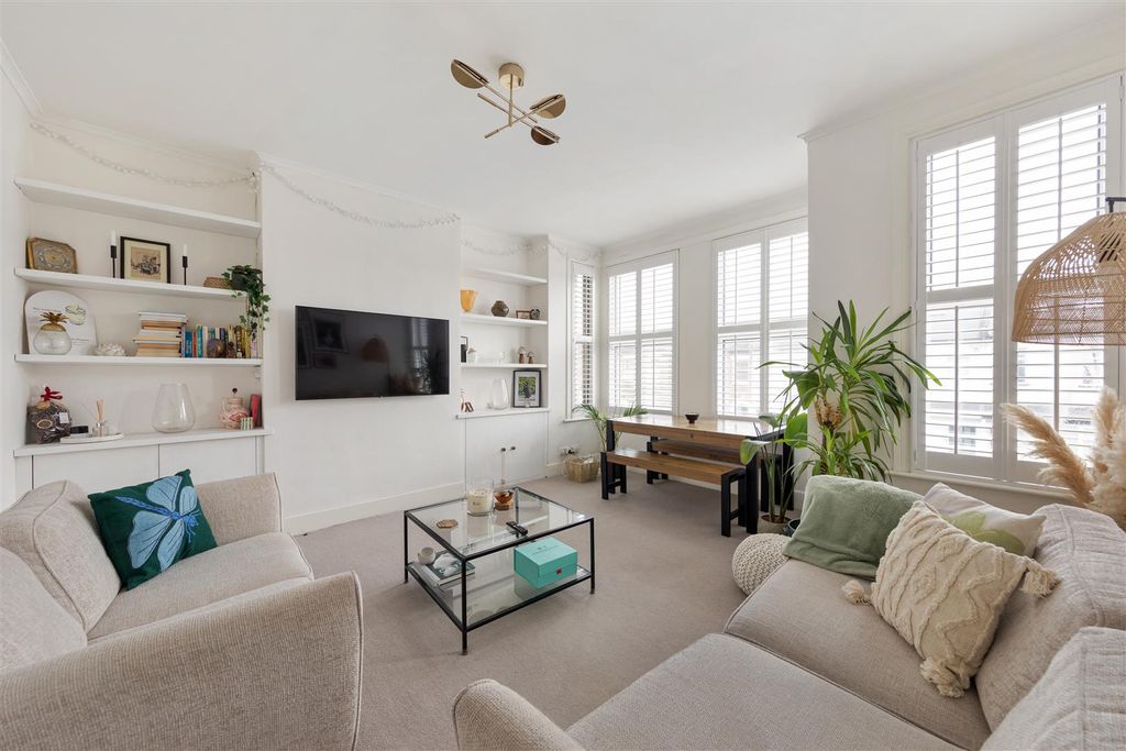 Property photo 2 of 25 Carnarvon Road, E18