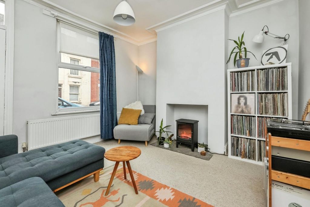 Property photo 3 of 17 Living Room