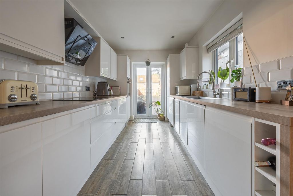 Property photo 3 of 29 Gloucester Road, E17