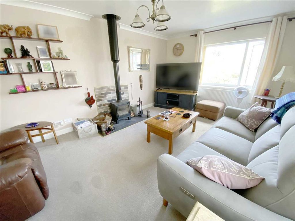 Property photo 3 of 13 Lounge: