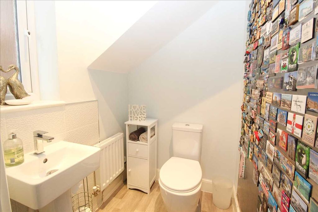 Property photo 3 of 13 Cloakroom