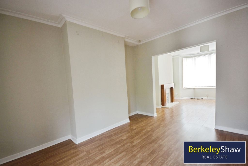 Property photo 3 of 11 Living Room