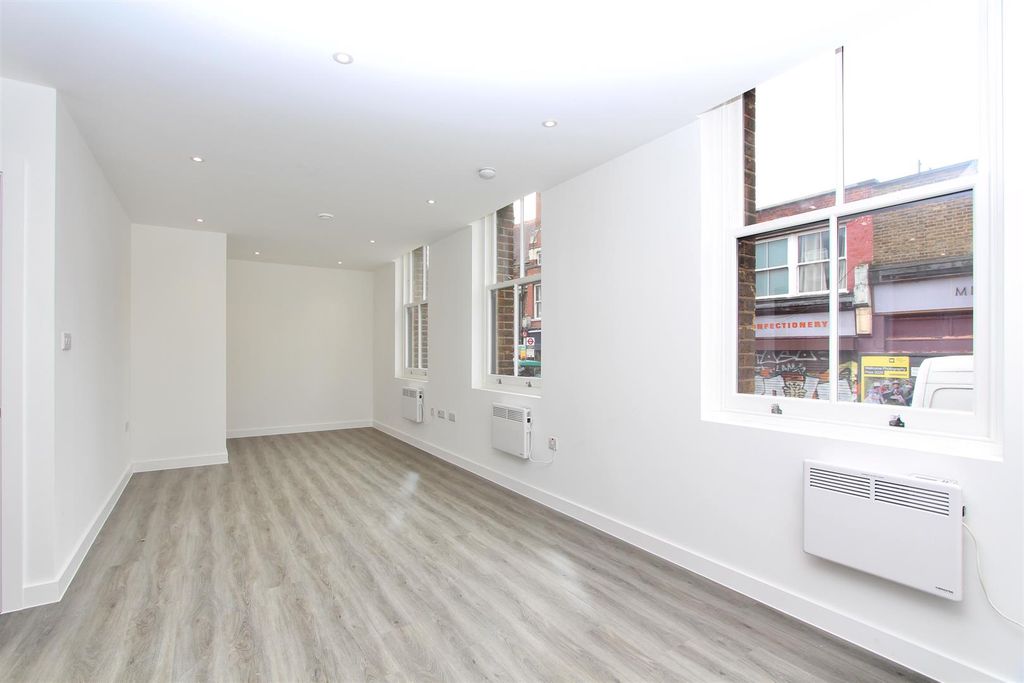 Property photo 3 of 19 Brooke Road, N16