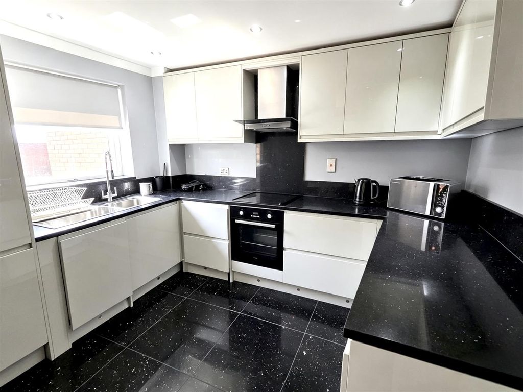 Property photo 2 of 12 D1F8Ef32-A027-4363-Bea8-0D9729A40Ad3.Jpg