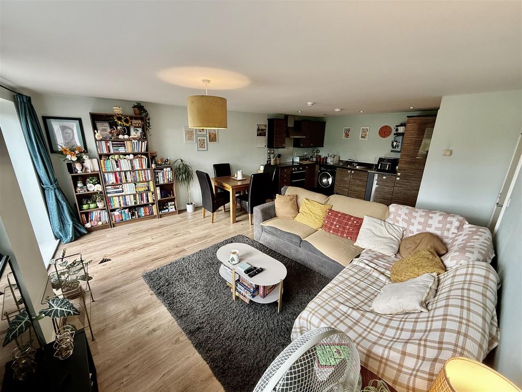 Property photo 2 of 15 Lounge/Kitchen