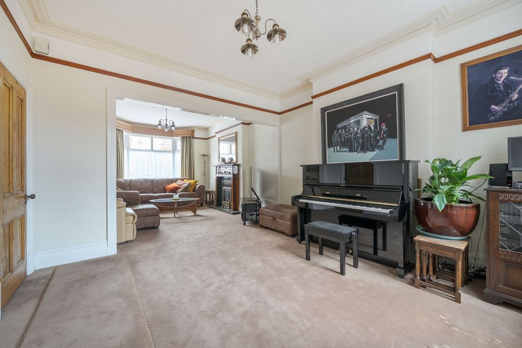 Property photo 3 of 17 Lounge 2