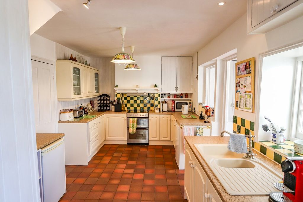 Property photo 2 of 21