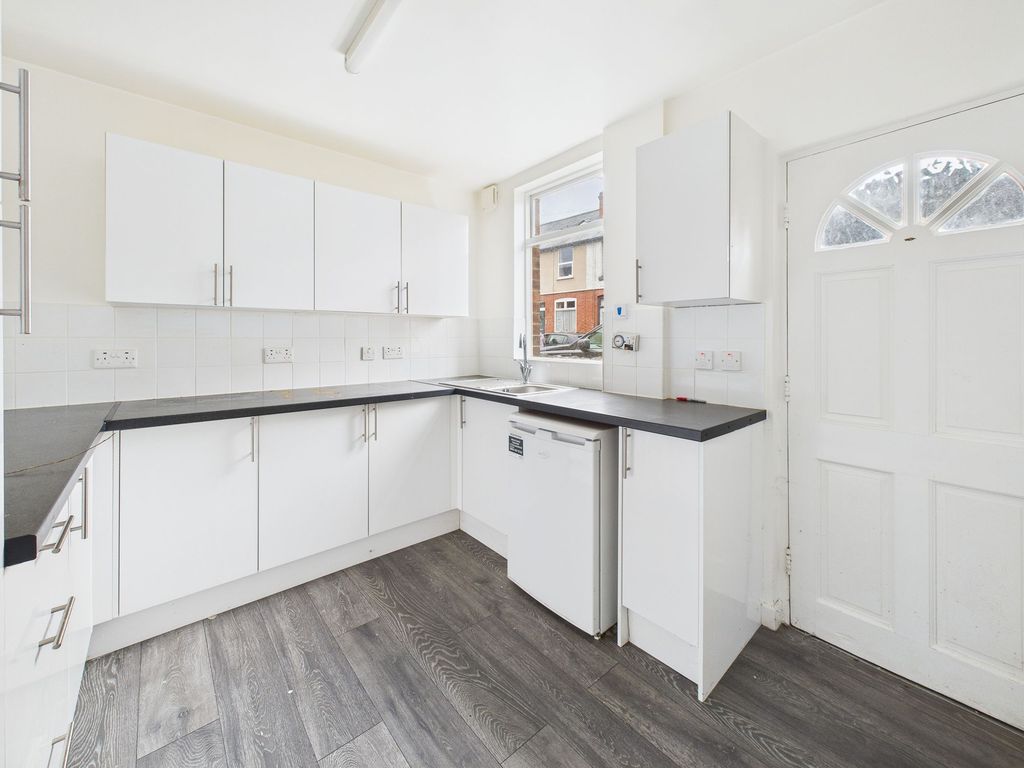 Property photo 3 of 11 Kitchen