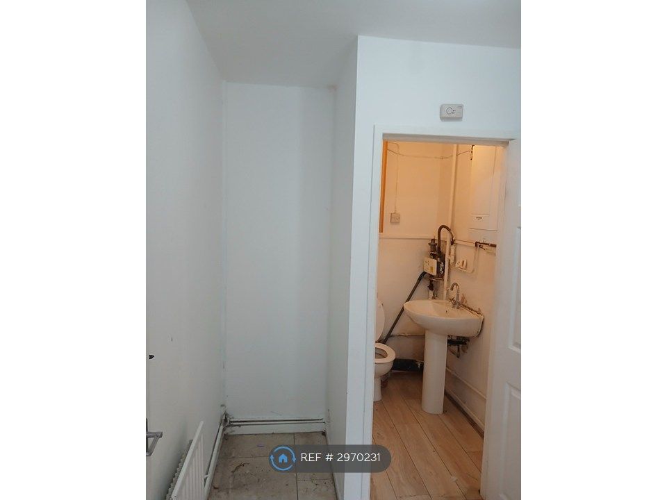 Property photo 3 of 10 Access To Wc From Kitchen