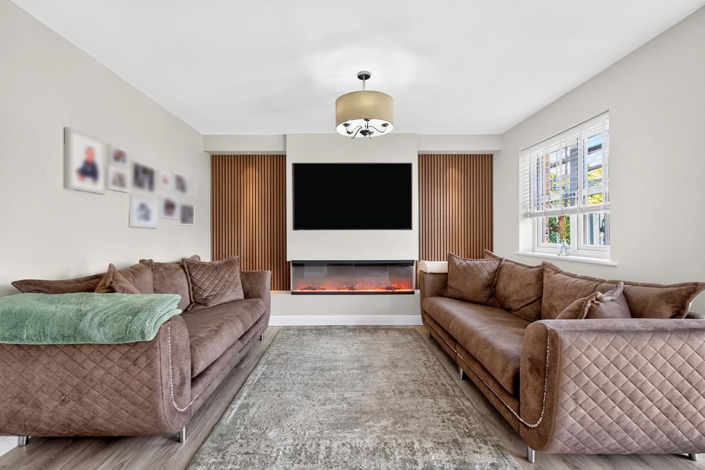 Property photo 3 of 19 Living Room