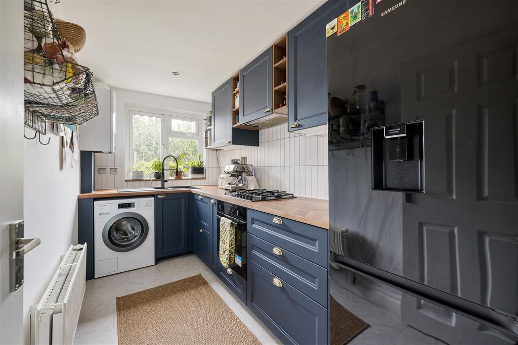 Property photo 3 of 28 Grove Road, E17