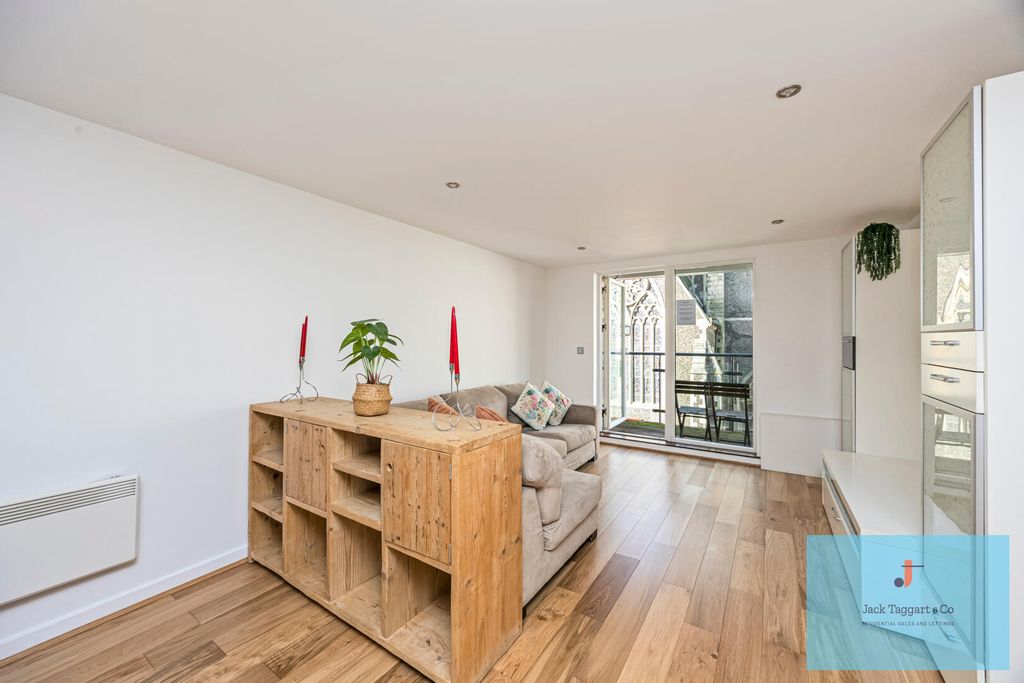 Property photo 2 of 21 Living Room