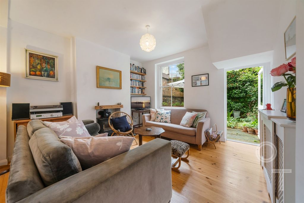 Property photo 3 of 12 Reception