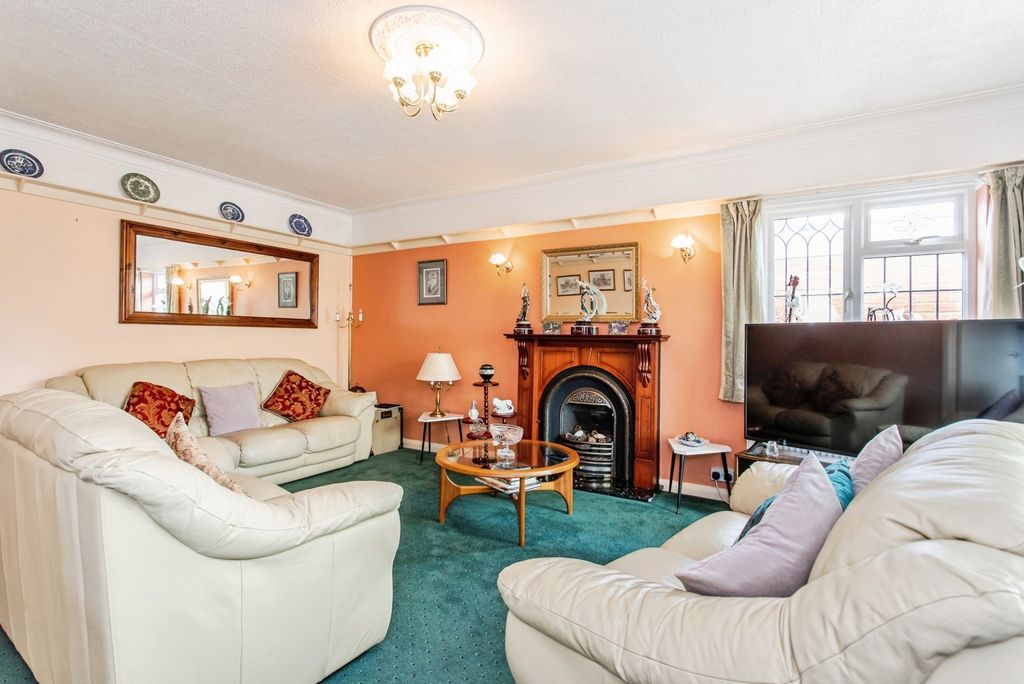 Property photo 2 of 16 Lounge