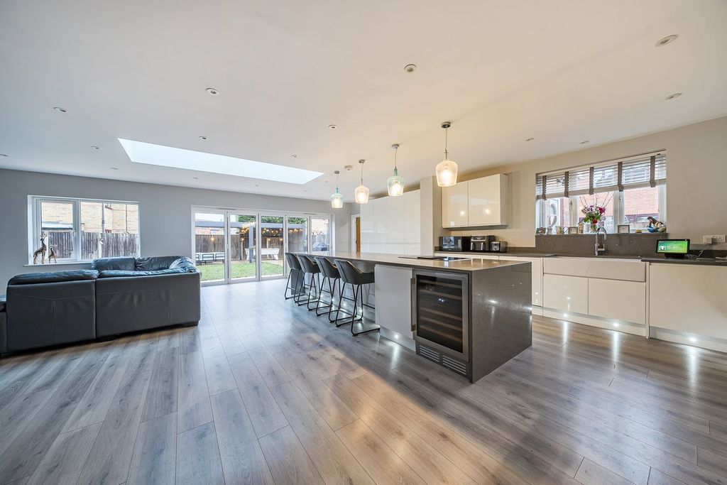 Property photo 3 of 24