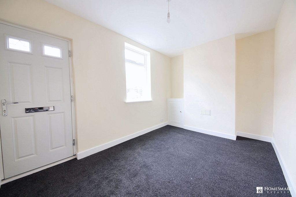 Property photo 2 of 8 Lounge