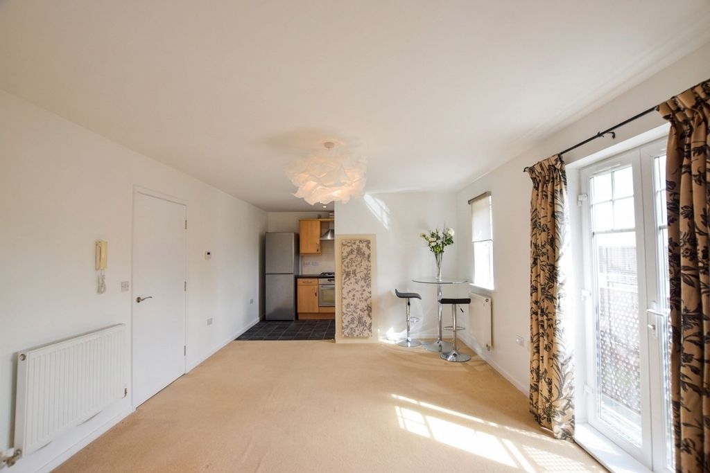 Property photo 3 of 8 Living Room/Kitchen