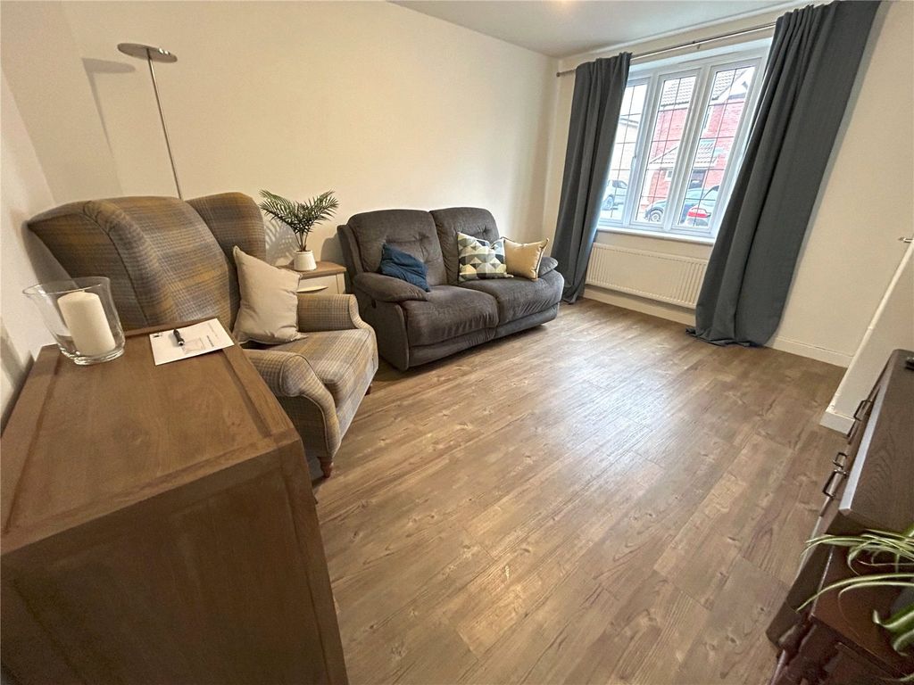 Property photo 3 of 15 Lounge