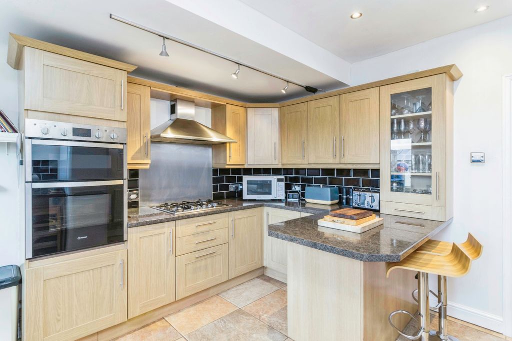 Property photo 2 of 20 Kitchen/Breakfast