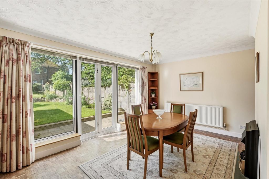 Property photo 3 of 27 220-Earlhamrd-014.Jpg