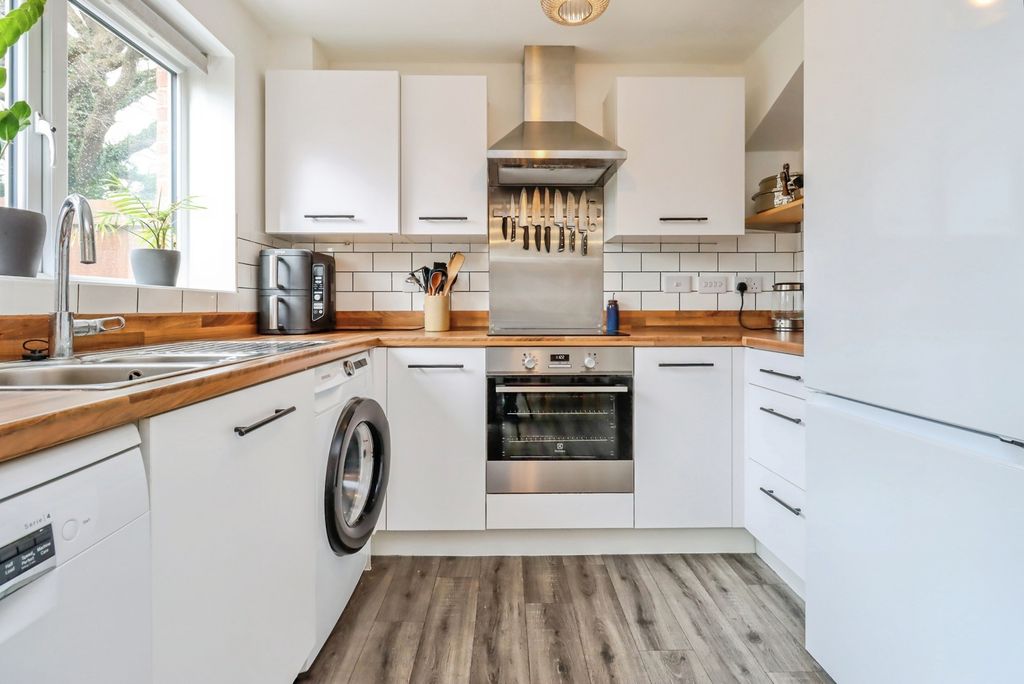 Property photo 3 of 12 Dining Kitchen