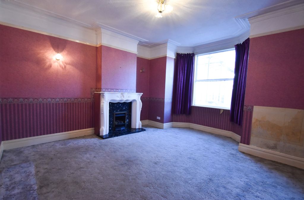 Property photo 3 of 12 Lounge