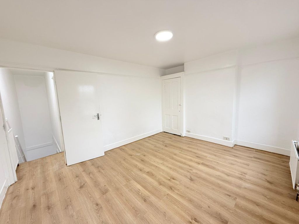 Property photo 1 of 12 Three Bedroom House Close To King Georges Hospital - £2300