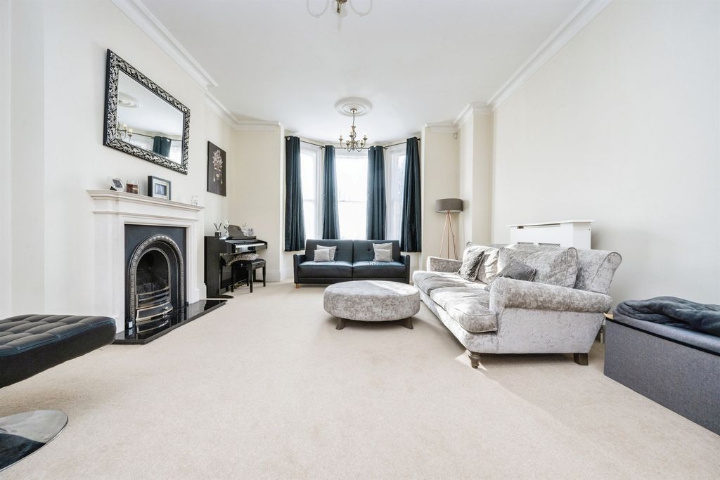 Property photo 2 of 25