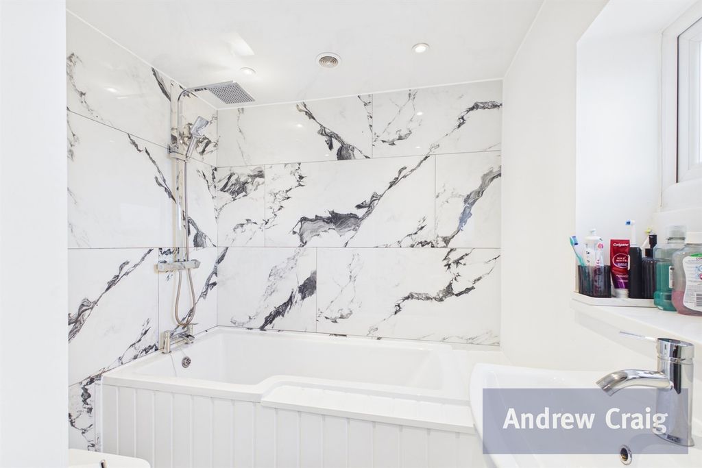 Property photo 3 of 18 Bathroom