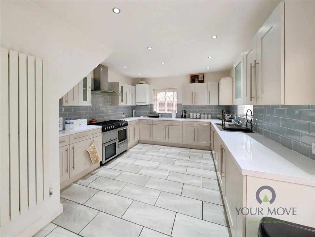 Property photo 2 of 6 Kitchen