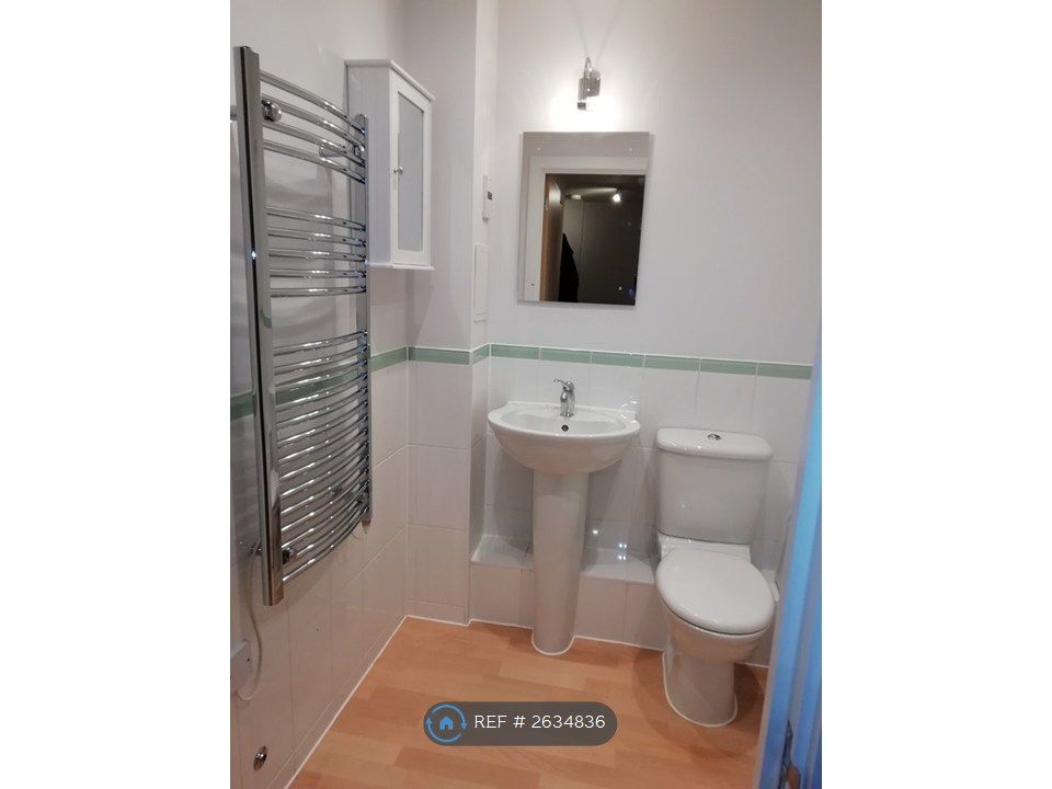 Property photo 2 of 8 Bathroom