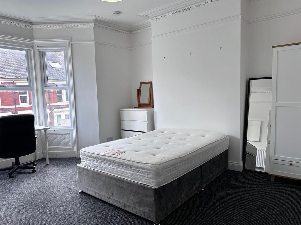 Property photo 3 of 10 Bed 2.Jpg