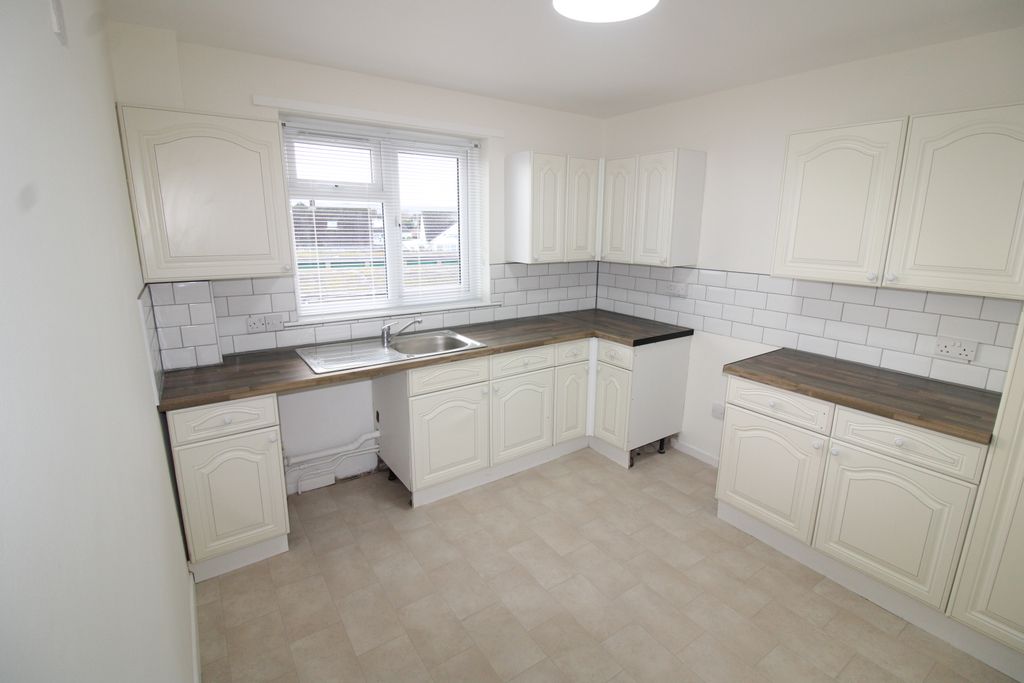 Property photo 3 of 6 Kitchen