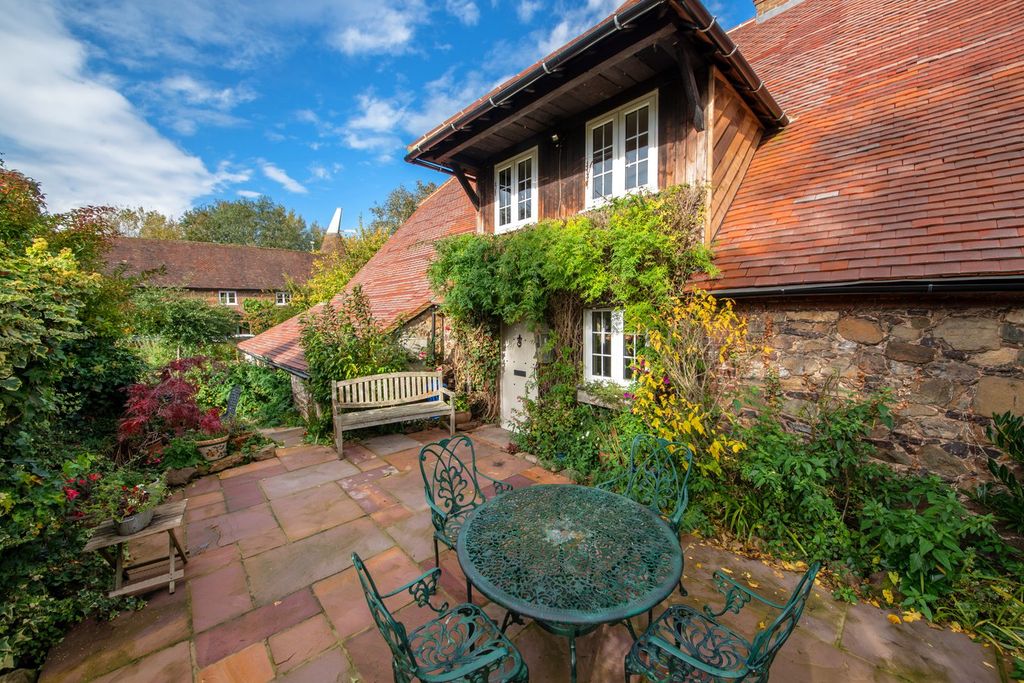 Property photo 1 of 27 Front Courtyard