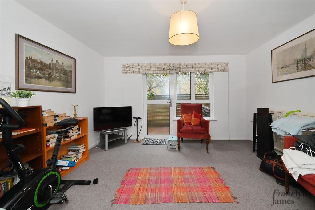 Property photo 2 of 12 Plimsol-Close (2).Jpg