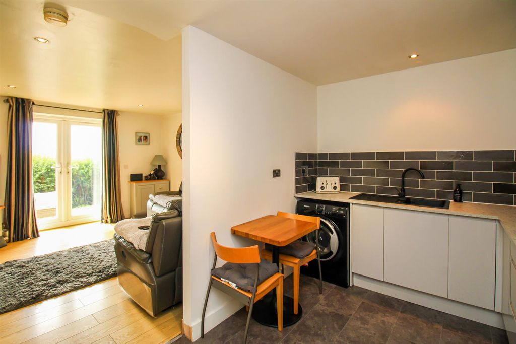 Property photo 3 of 10 Kitchen