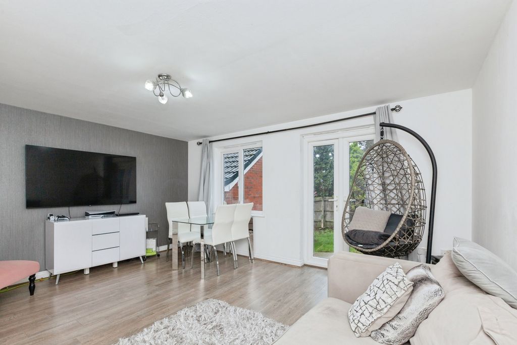 Property photo 2 of 15 Lounge