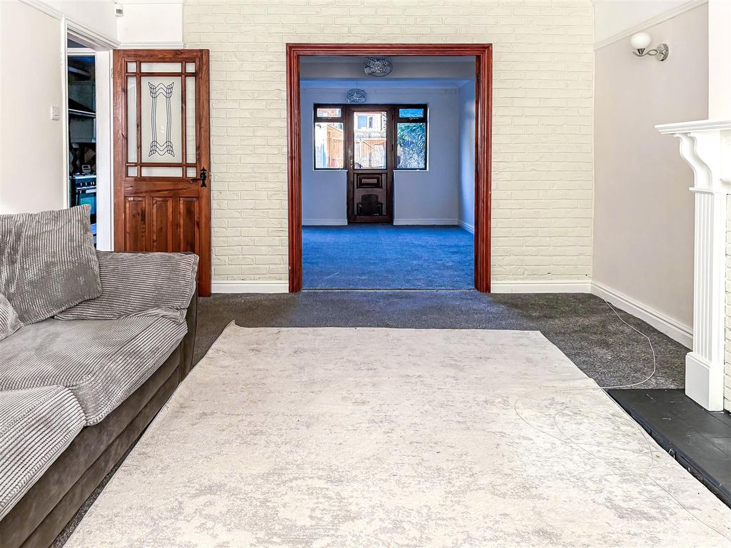 Property photo 3 of 23 Lounge