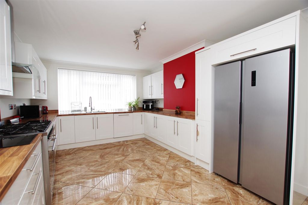 Property photo 3 of 16 Kitchen/Diner