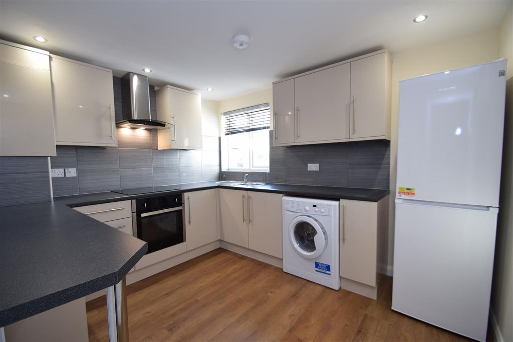Property photo 3 of 8 Kitchen