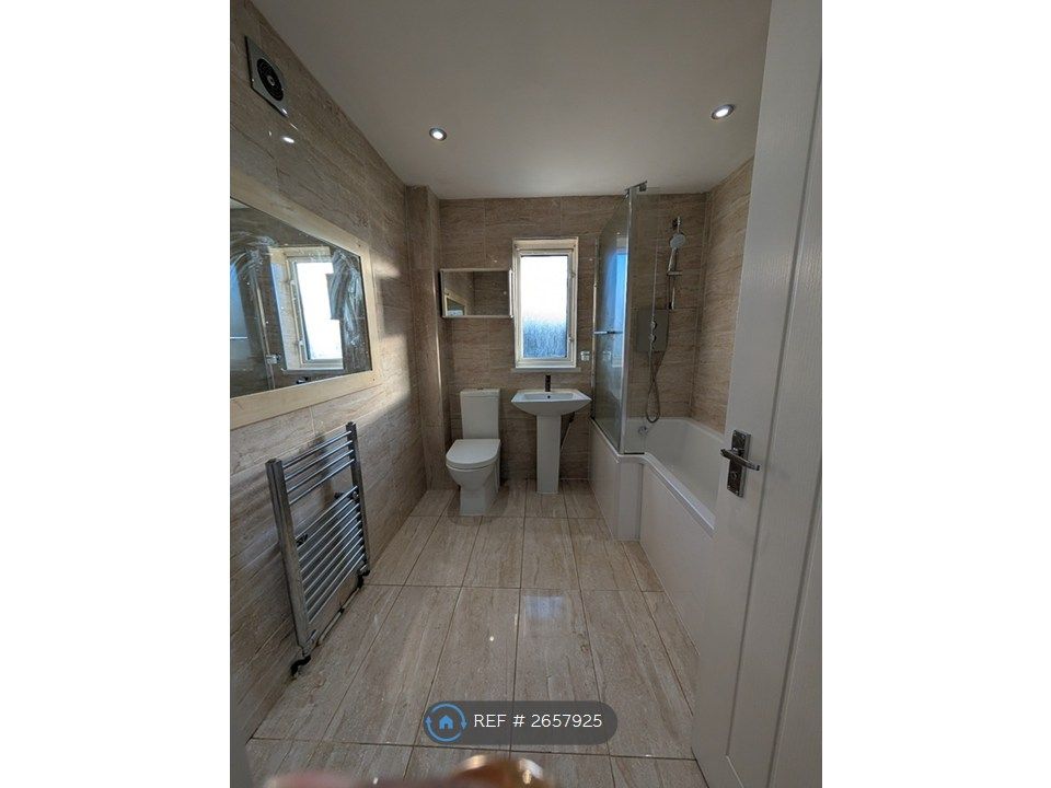 Property photo 3 of 10 Bathroom