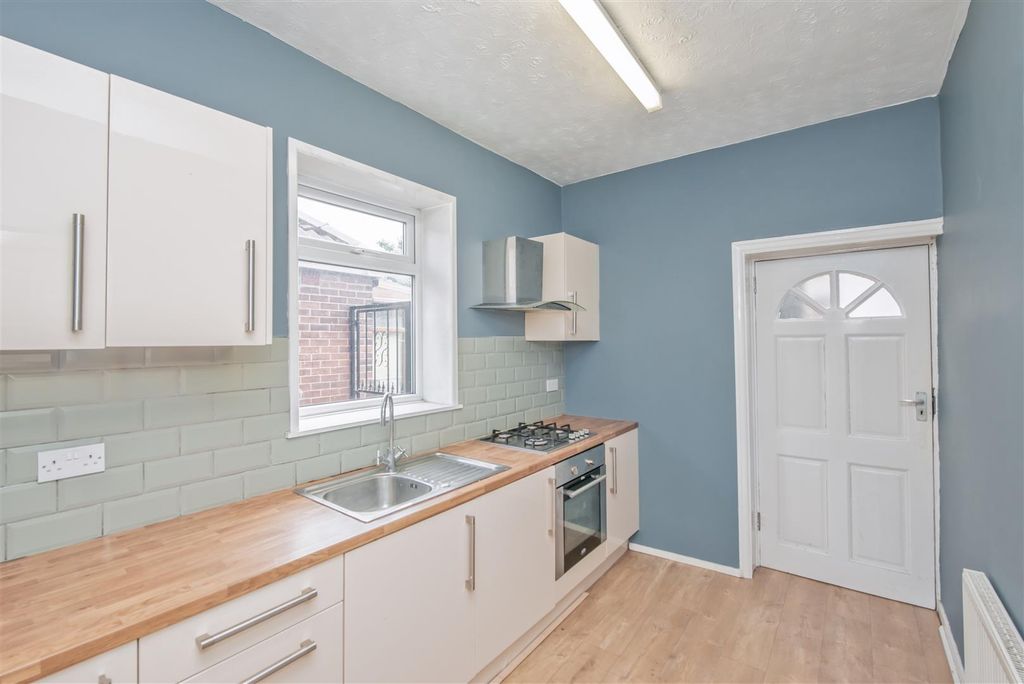 Property photo 3 of 29 Kitchen: