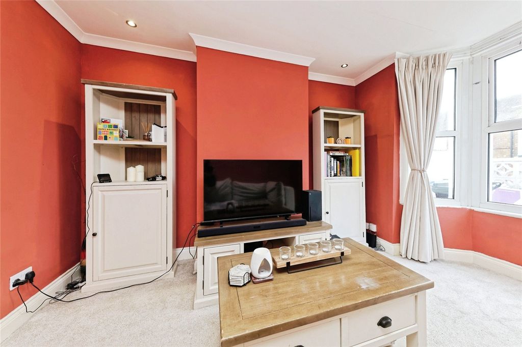 Property photo 3 of 40 Picture No. 05