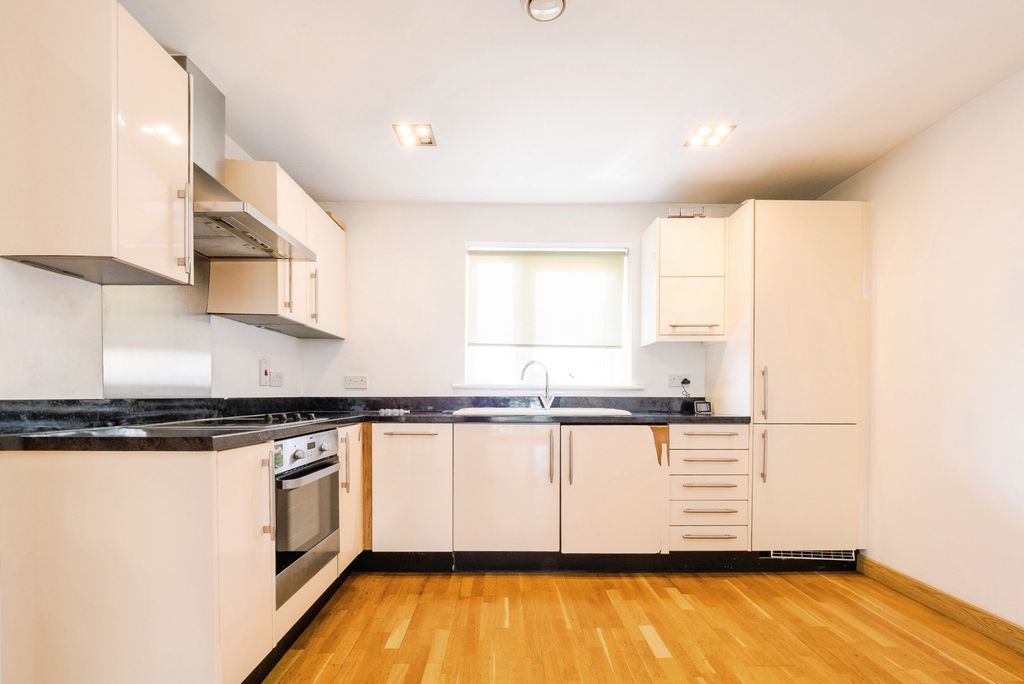 Property photo 3 of 11 Kitchen