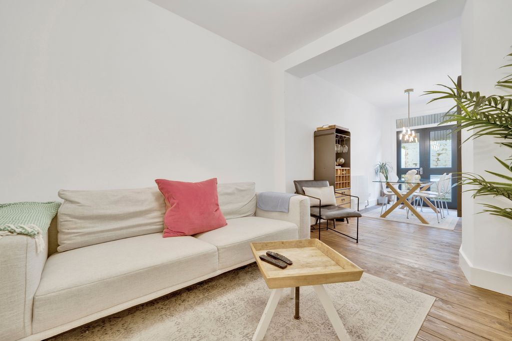 Property photo 2 of 11 Photo 02