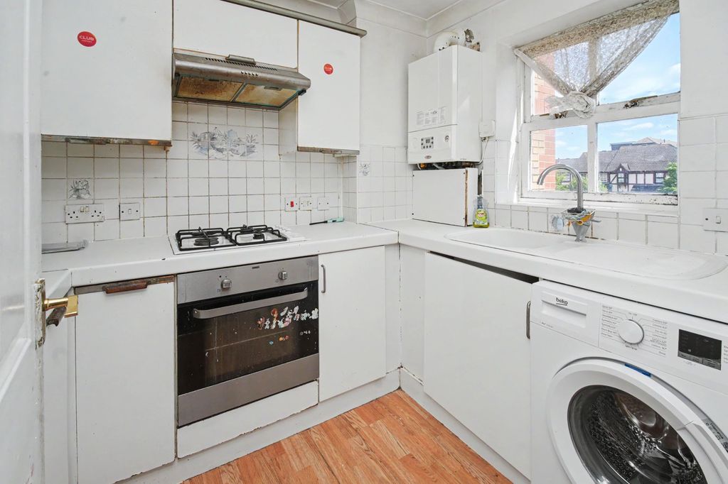 Property photo 2 of 11 28 Kennet Square, Mitcham, Cr4 3Rr