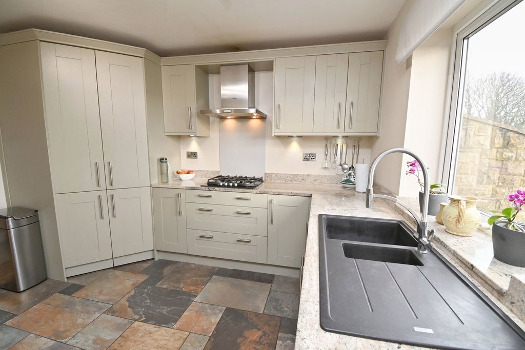 Property photo 3 of 31