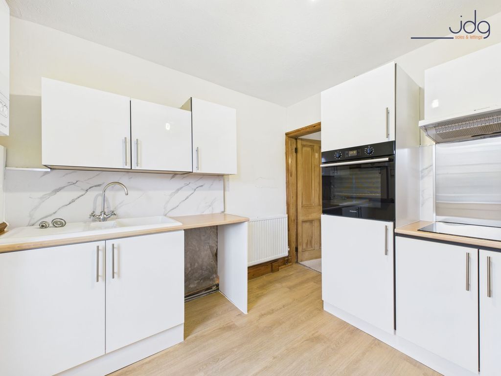 Property photo 3 of 8 Kitchen