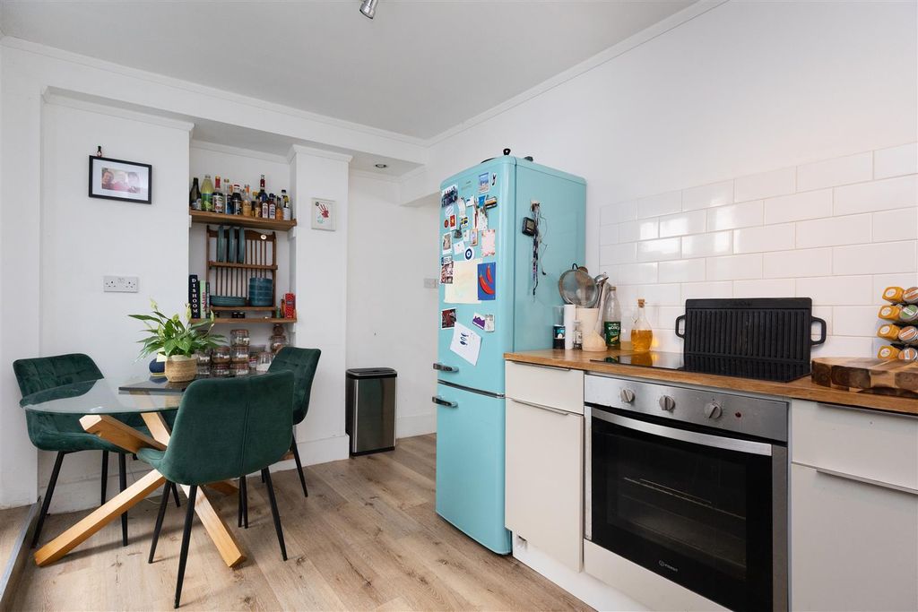 Property photo 3 of 18 Kitchen
